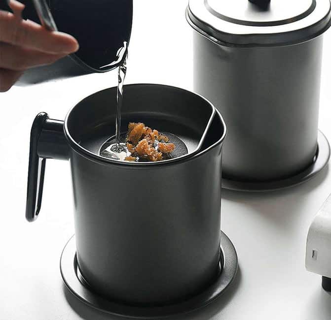 How-to-Store-Oil-From-a-Deep-Fryer How to Store Oil From a Deep Fryer
